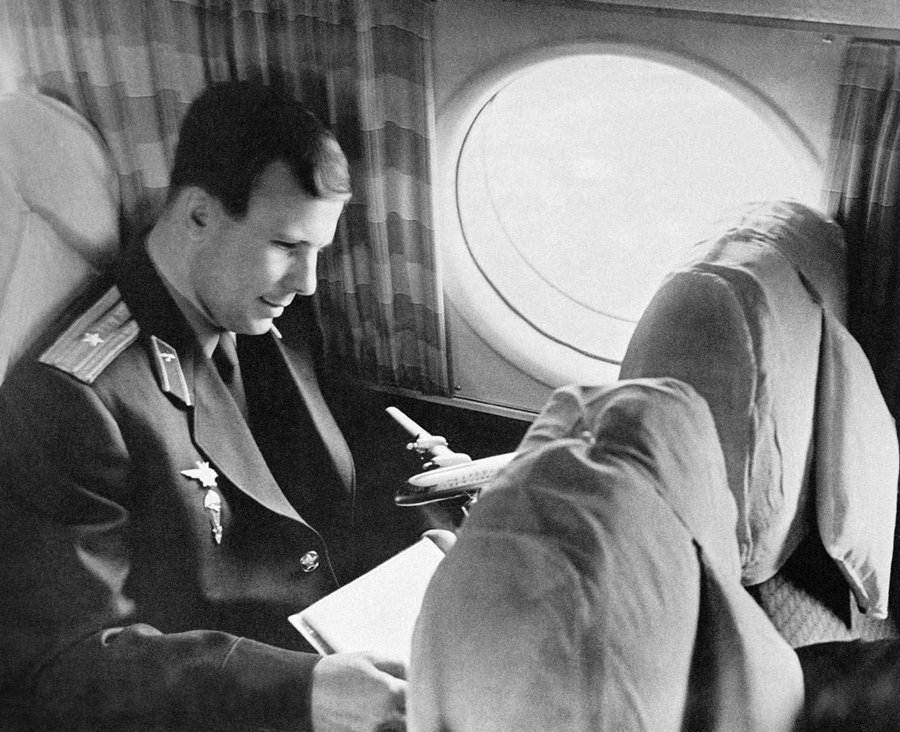 Первый самолет юрия гагарина. Королёв и Гагарин 1961. Гагарин в 1965 году.