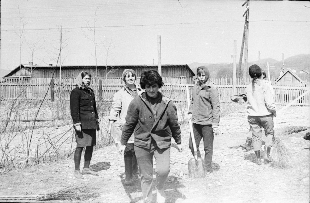 Employés de la réserve naturelle de Sikhote-Alin, dans l’Extrême-Orient russe, durant un soubbotnik, années 1960

