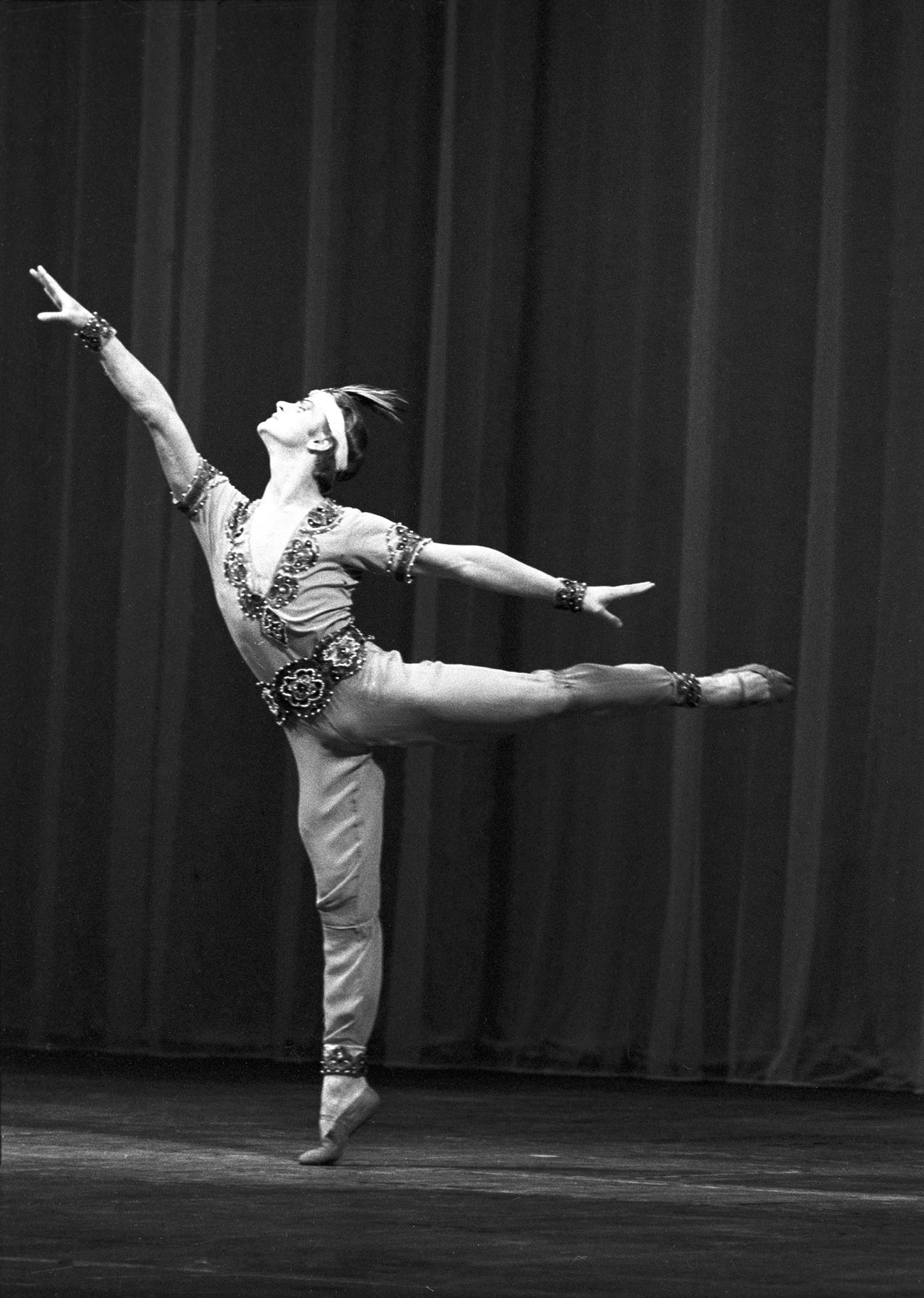 Le danseur de ballet soviétique Mikhaïl Barychnikov sur la scène théâtre Kirov (aujourd'hui le théâtre Mariinsky) interprète une partie solo dans le ballet Le Corsaire