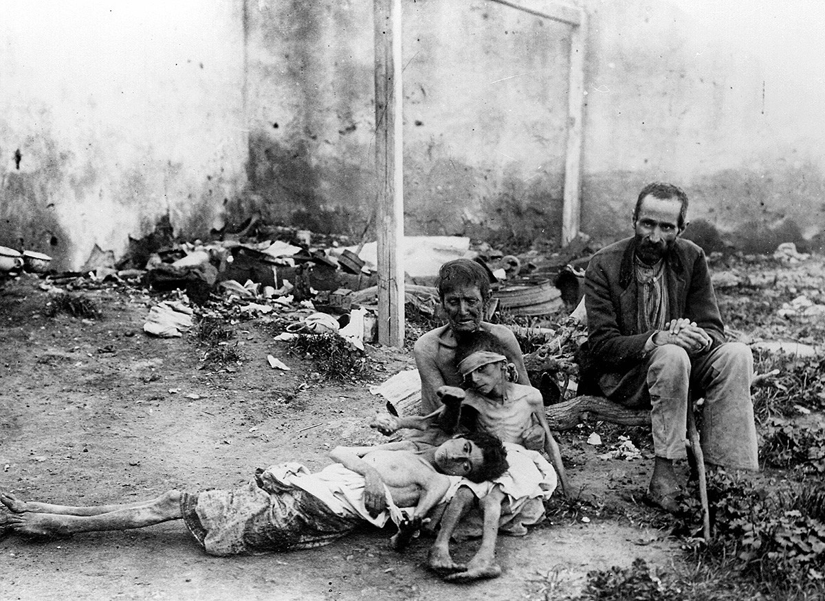 Un couple avec leurs enfants pendant une famine en URSS, 1922