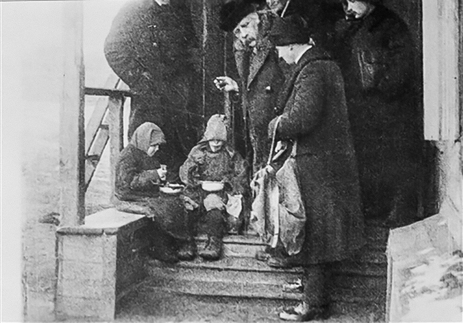 Famine en URSS, 1921-1923. Des enfants affamés essaient un dîner de charité de la Mission Nansen
