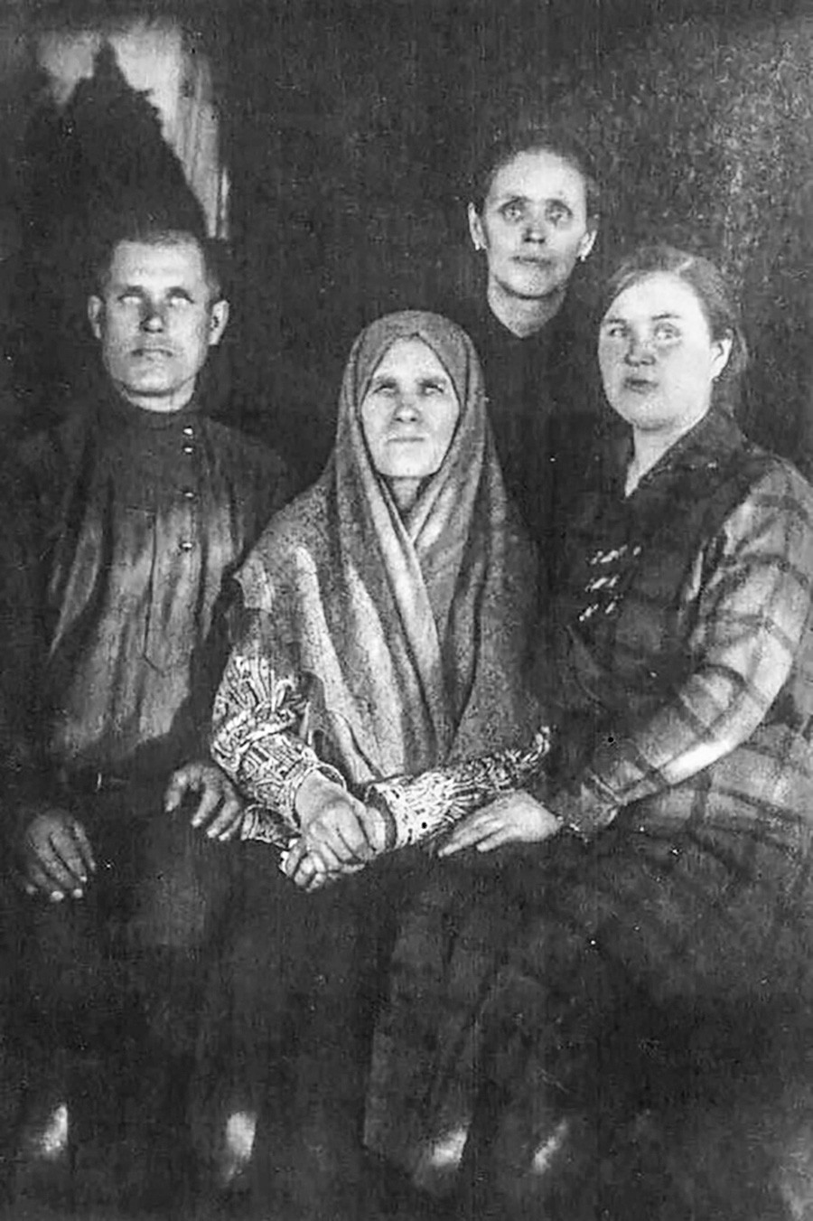 Rasputini. U sredini udovica Paraskeva, lijevo sin Dmitrij, desno njegova supruga Feoktista, iza kućna pomoćnica Jekaterina Pečerkina.