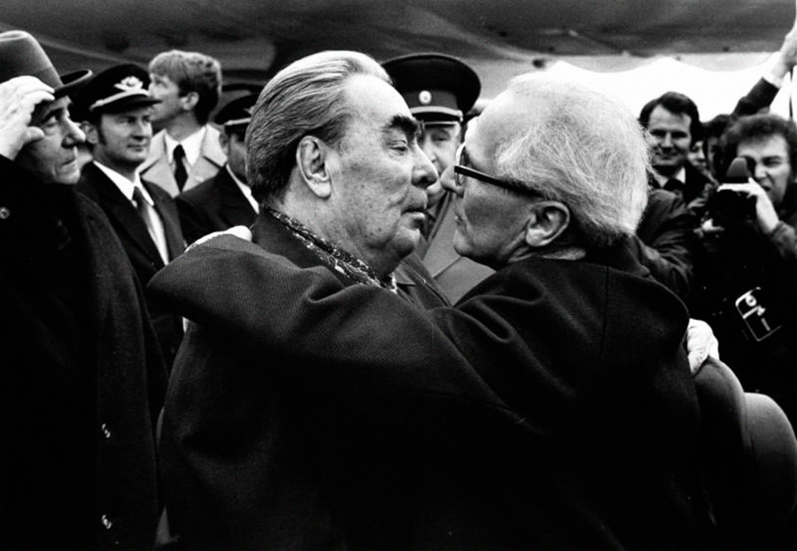 L'incontro fra Leonid Brezhnev e il leader della Germania dell'Est Erich Honecker. La famosa foto di loro che si baciano, scattata qualche anno più tardi, nel 1979, è stata poi ritratta sul muro di Berlino, divenendo un’immagine iconica