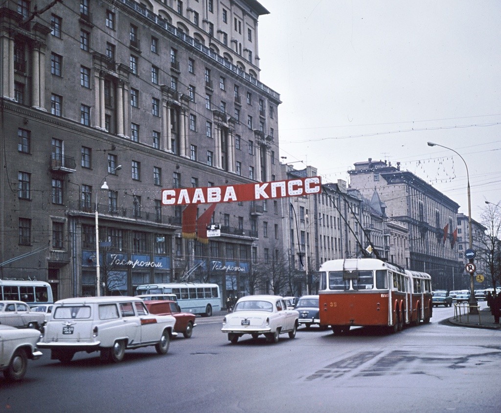 Via Gorkij (oggi Tverskaja) nel centro di Mosca. Lo striscione recita: “Gloria al Partito Comunista”