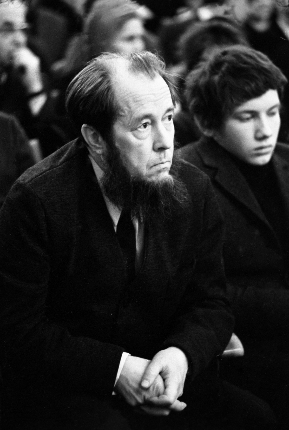 Aleksandr Solzhenitsyn, uno dei più famosi autori russi dissidenti. Il suo libro sui gulag fu il primo a essere permesso dalle autorità sovietiche. Nel 1970, gli fu assegnato il premio Nobel e, nel 1974, fu costretto a lasciare l'Unione Sovietica