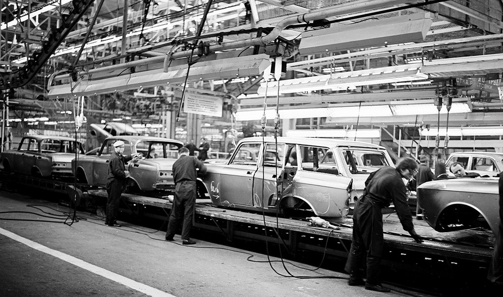 Operai in una fabbrica sovietica di produzione di automobili