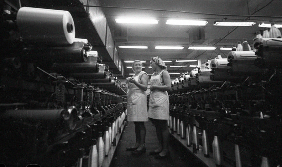 Due operaie in una fabbrica di fibre sintetiche. Per l'economia sovietica era appena iniziato un altro piano quinquennale