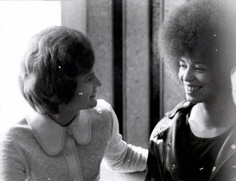 L'attivista statunitense per i diritti umani Angela Davis (a destra) incontra la cosmonauta sovietica Valentina Tereshkova (a sinistra), capo del comitato femminile sovietico