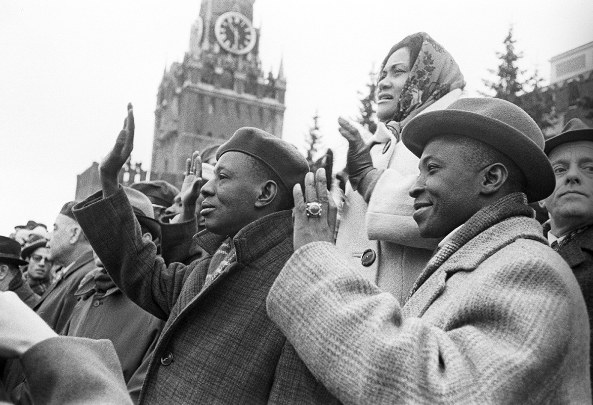I leader della Repubblica del Mali S. Jomban (a sinistra) e K. Karamoko partecipano alla manifestazione del Primo Maggio 1971 sulla Piazza Rossa, a Mosca