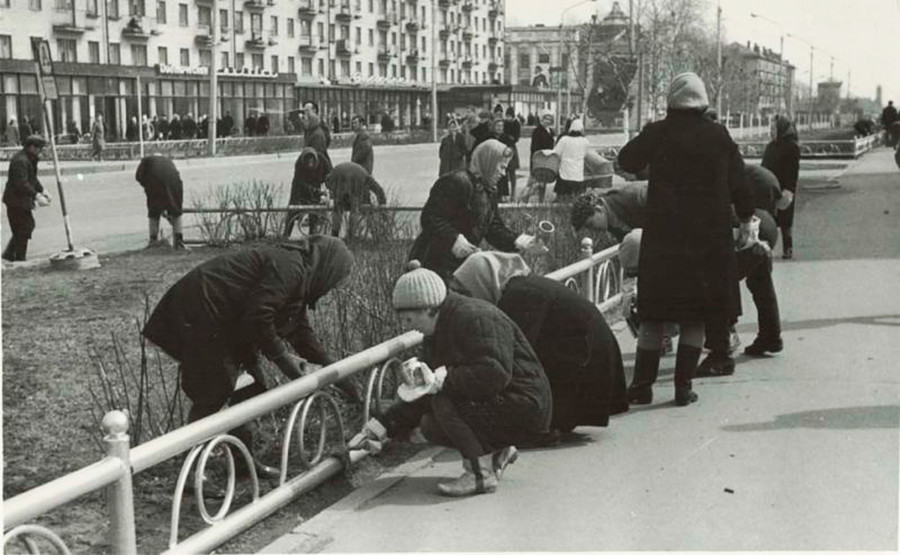 Cittadini impegnati nel subbotnik, grandi eventi di lavoro volontario durante i quali ci si occupava di pulizia, coltivazione di alberi e pittura di infrastrutture alla fine dell’inverno