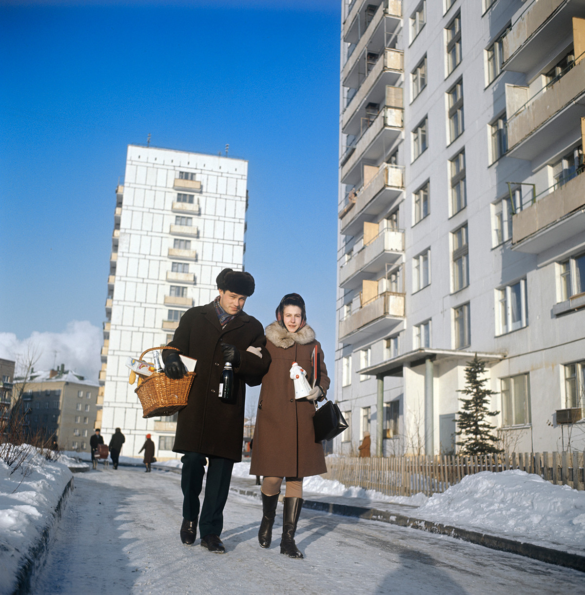 Una coppia passeggia fuori da un condominio a Mosca