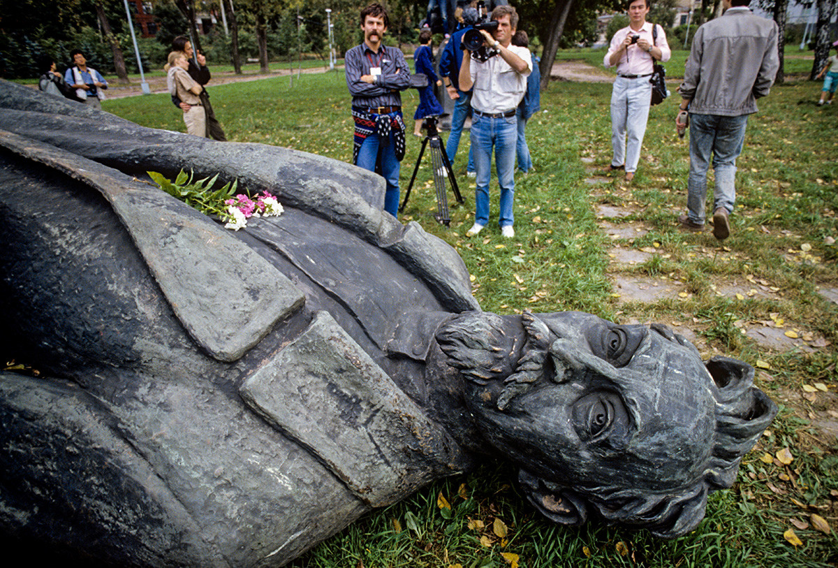 破壊されたKGB創始者フェリックス・ジェルジンスキーの像