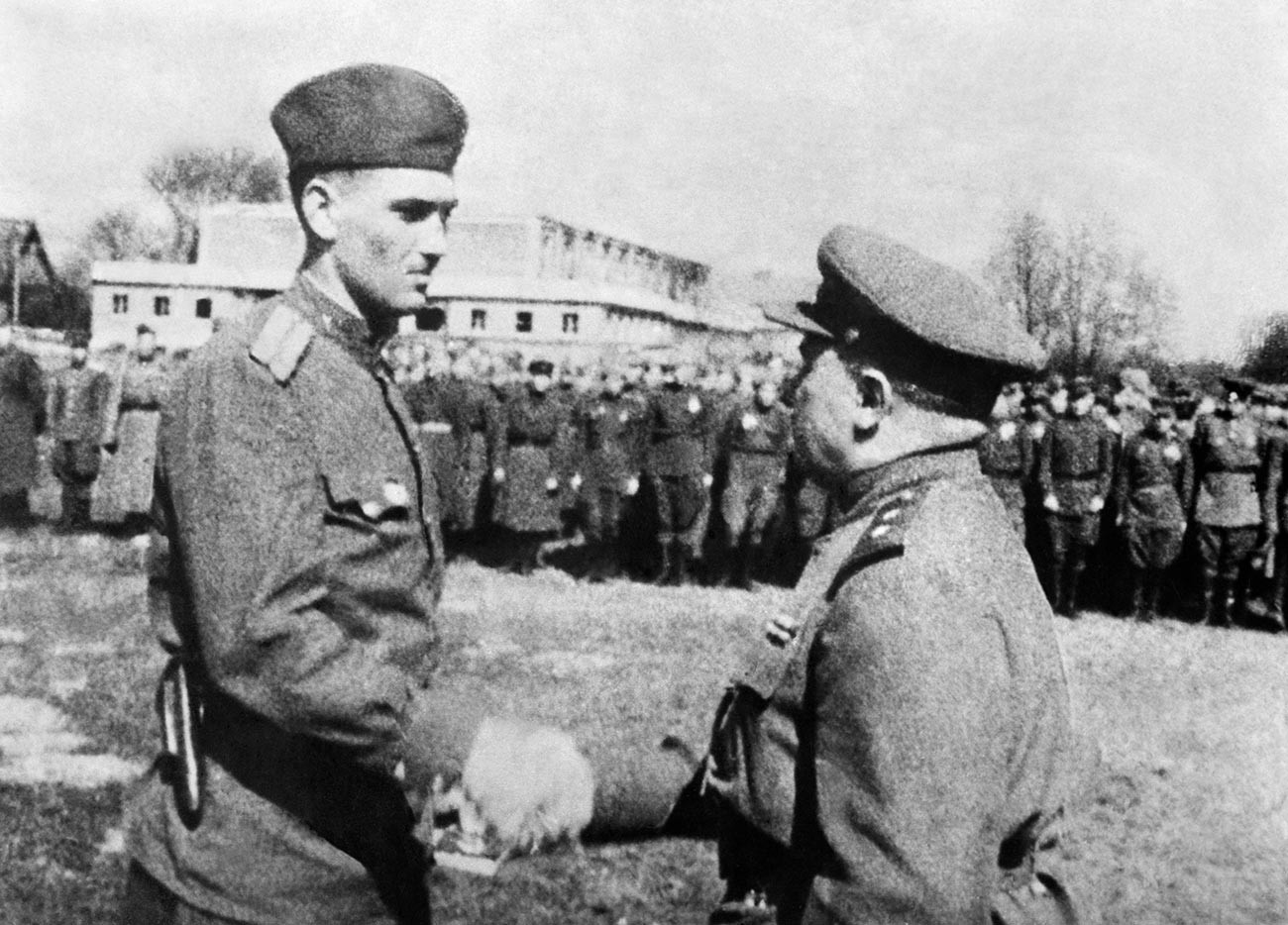 Zapovjednik Pete jurišne armije Nikolaj Berzarin (desno) nagrađuje Zlatnom zvijezdom Heroja Sovjetskog Saveza zapovjednika 129. kaznenog voda Zija Bunijatova. 