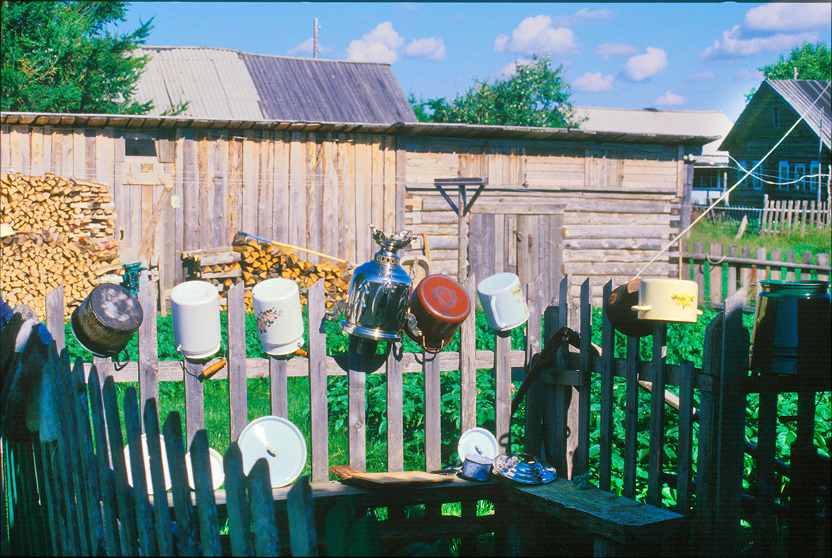 Varzuga. Stransko dvorišče hiše na levem bregu. Oprani lonci in samovar, ki se sušijo na ograji. 21. julij 2001
