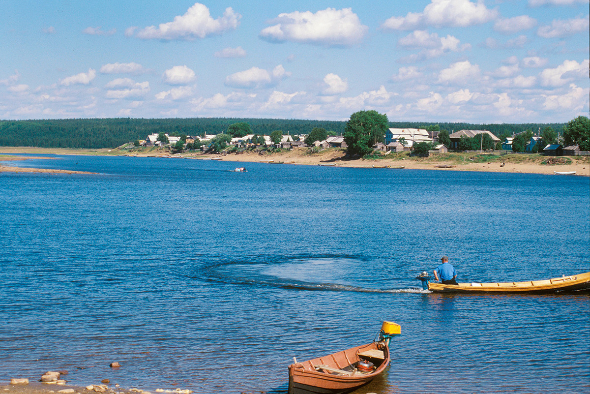 Pogled čez reko Varzuga proti levemu bregu. Leseni čolni služijo kot trajekti. 21. julij 2001

