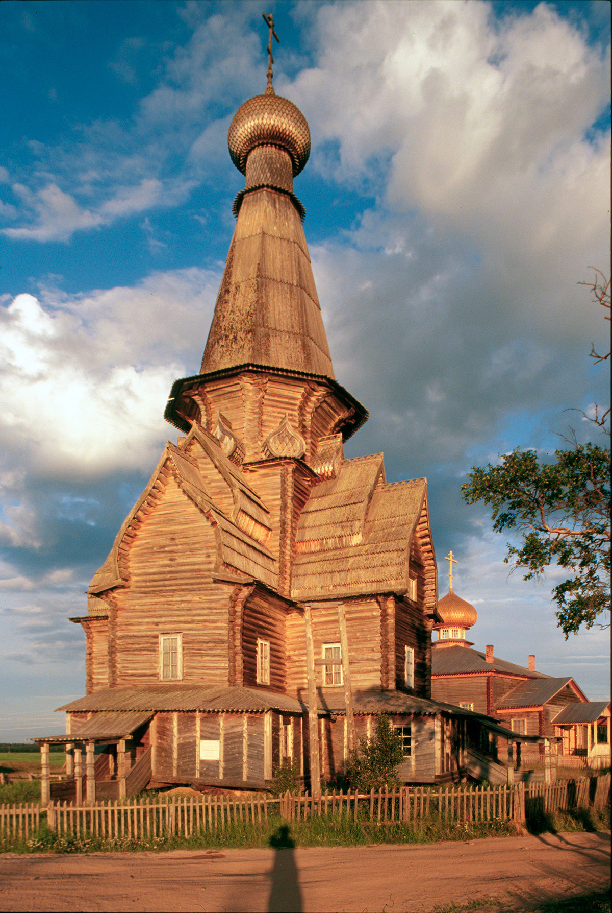Varzuga. Cerkev Marijinega vnebovzetja, pogled na severozahod. 21. julij 2001

