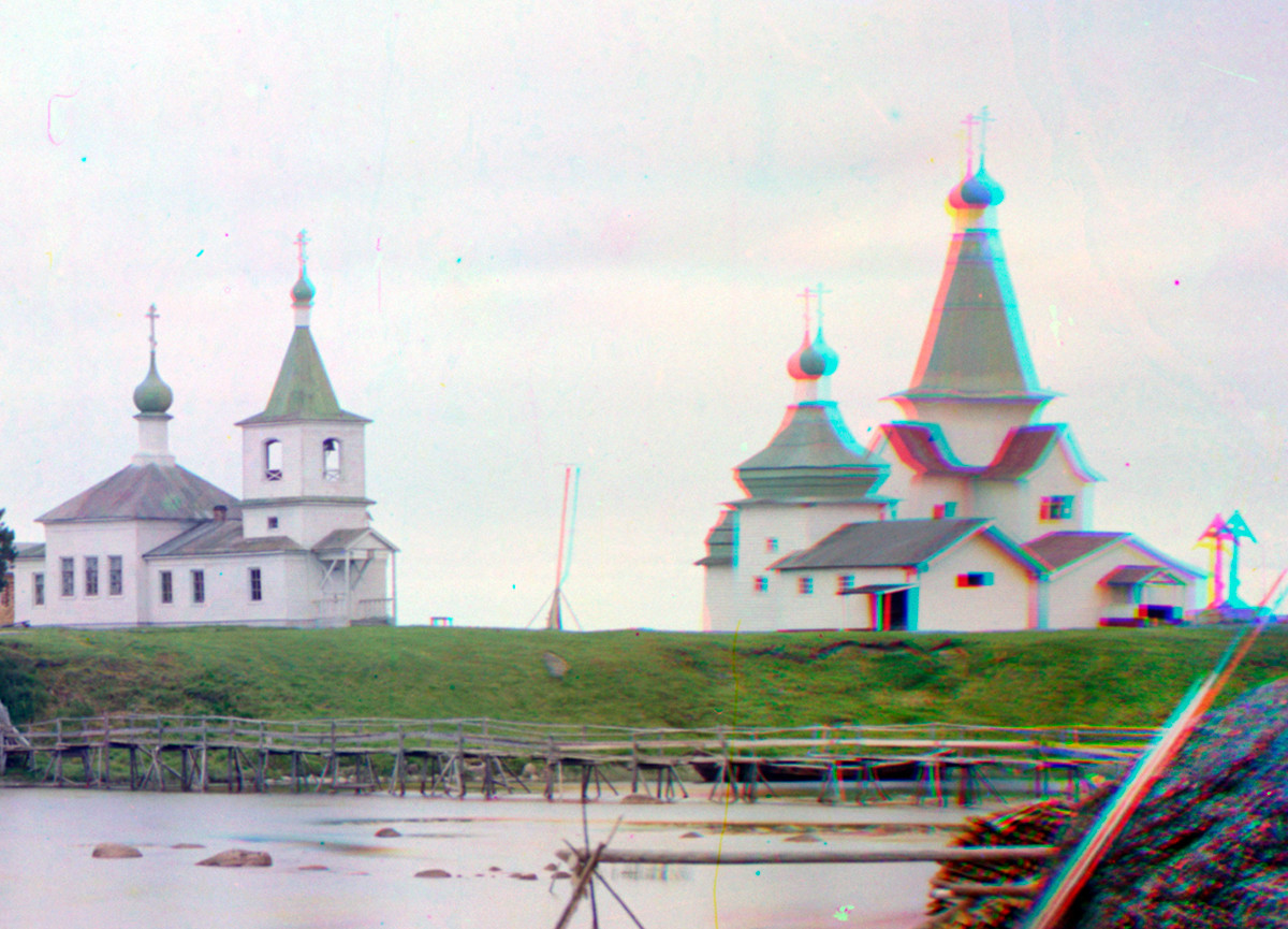 Ansambel lesenih cerkva Šujereckoje. Z leve: Cerkev sv. Klementa, cerkev sv. Paraskeve, cerkev sv. Nikolaja. Poletje 1916
