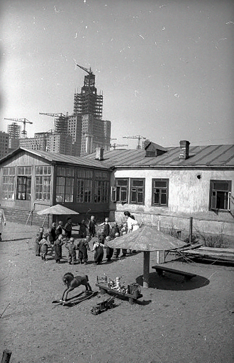 建設中のモスクワ大学を背景にした幼稚園