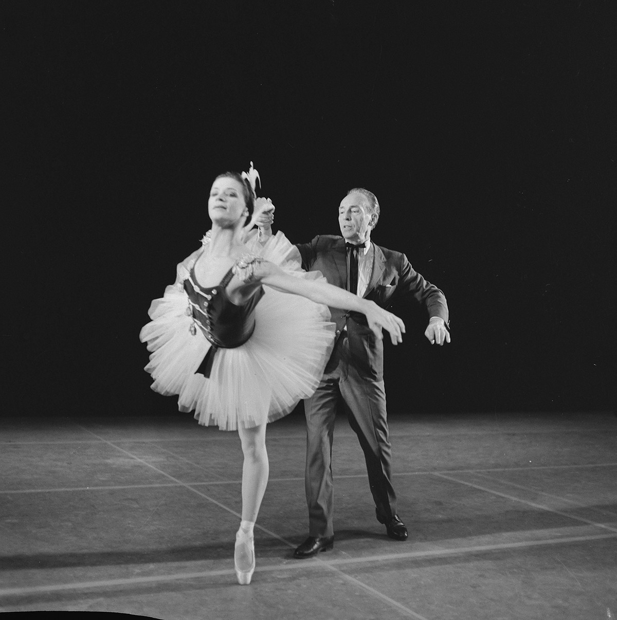 Retrato de George Balanchine com bailarina