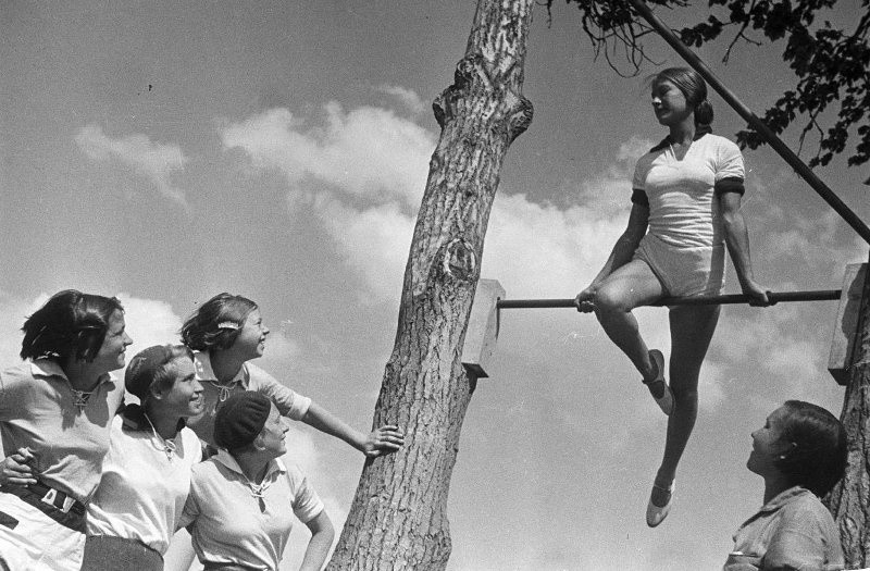 Jeune fille sur barre horizontale, années 1930

