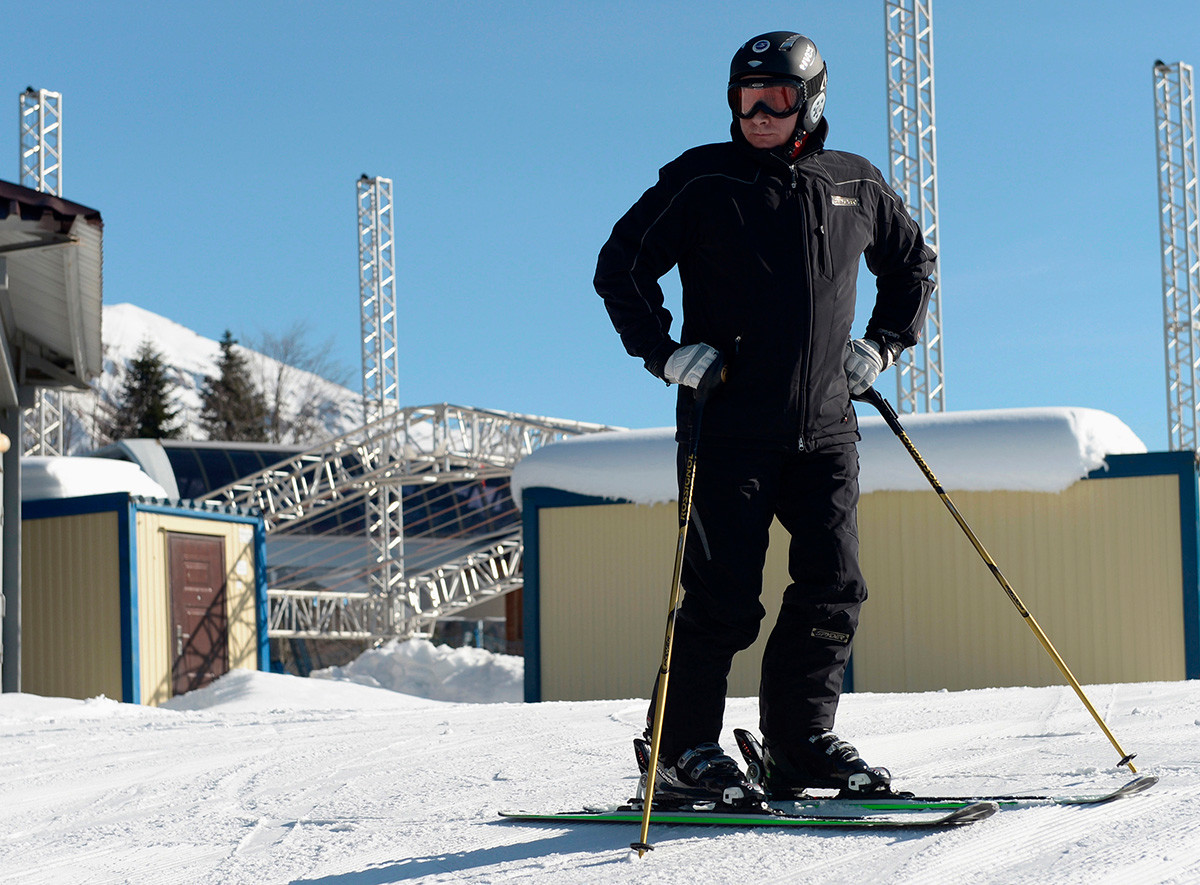 Presiden Rusia Vladimir Putin mengunjungi pusat ski dan biathlon lintas alam Laura di resor Krasnaya Polyana, tak jauh dari Sochi, 3 Januari 2014.