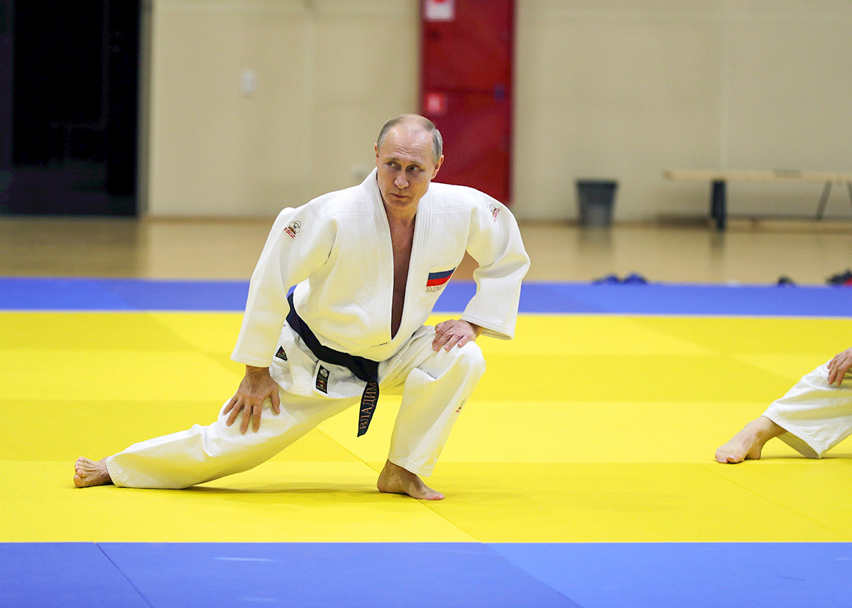 Presiden Rusia Vladimir Putin menghadiri sesi latihan judo di gelanggang olahraga  Yug-Sport di resor Laut Hitam Sochi, Rusia, 14 Februari 2019.