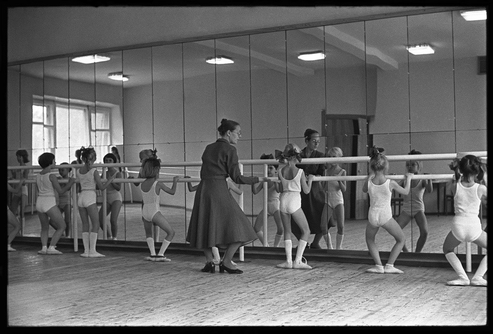 Ragazze durante una lezione di danza
