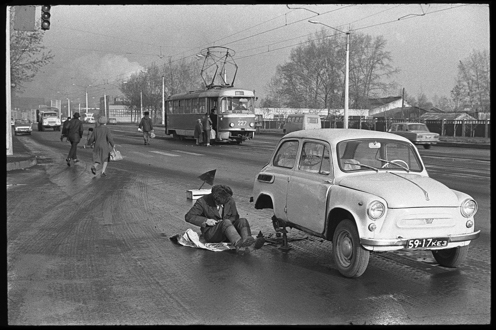 Auto in panne sul ciglio della strada
