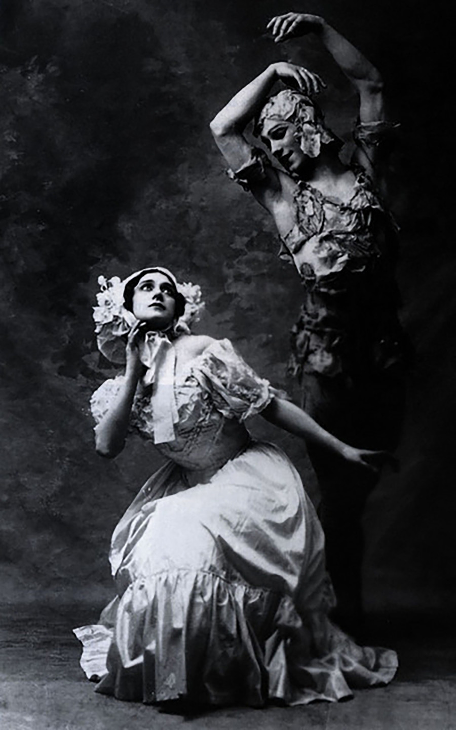 『薔薇の精』で踊ったカルサヴィナ（左）とニジンスキー（右）