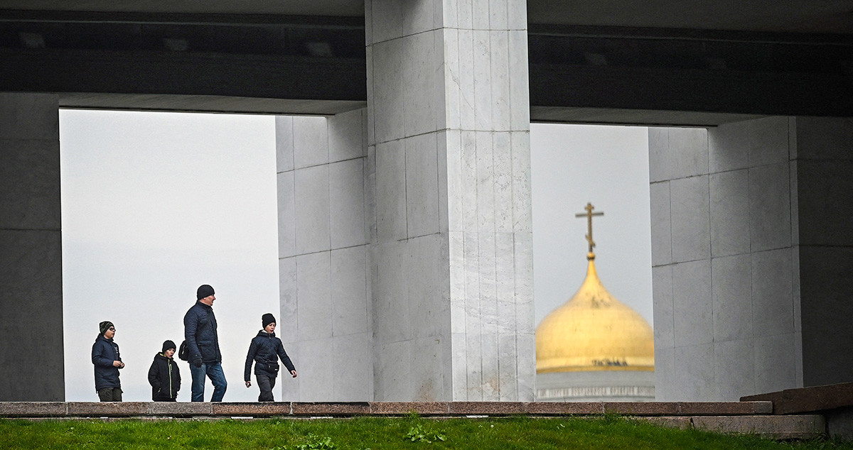 People walk at the Museum of the Great Patriotic War at Poklonnaya Hill in Moscow on October 30, 2020