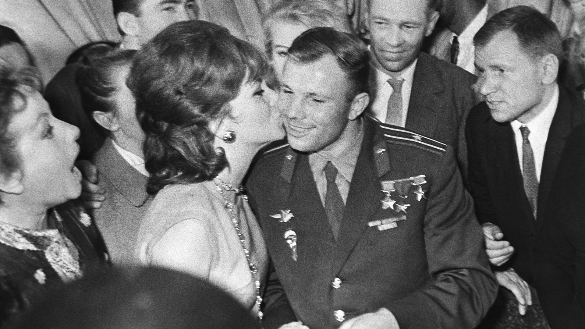 Aktris Italia Gina Lollobrigida, yang menghadiri Festival Film Moskow, secara terang-terangan menggoda Gagarin; senyumnya yang menawan meluluhkan semua perempuan Soviet.