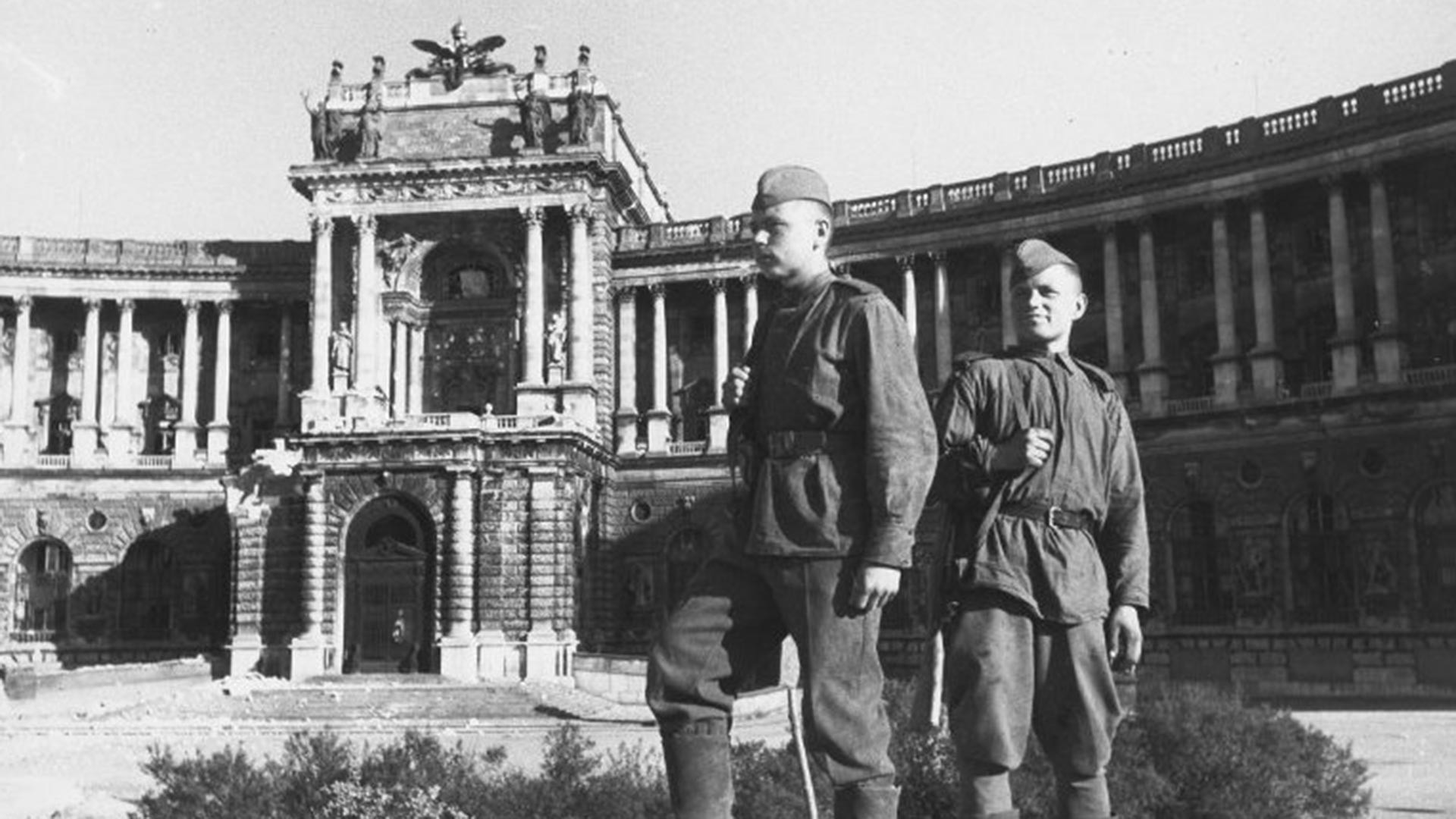 Совјетски војници дописници испред палате Хофбург, Беч.