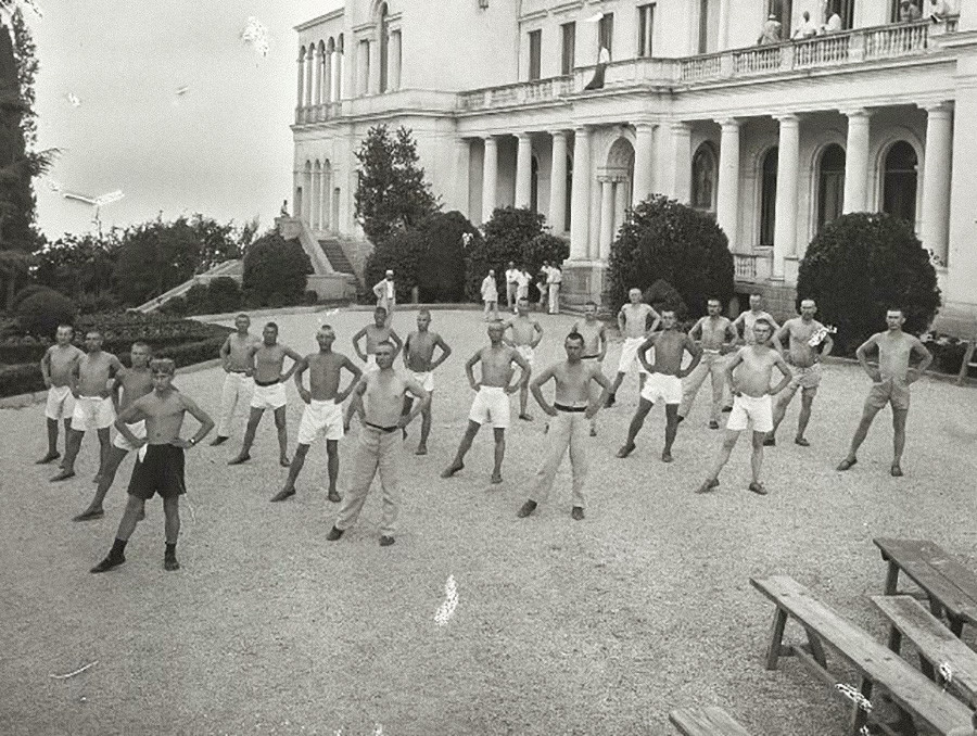 Körperliche Übungen im Sanatorium Liwadia im ehemaligen Königspalast, 1925.