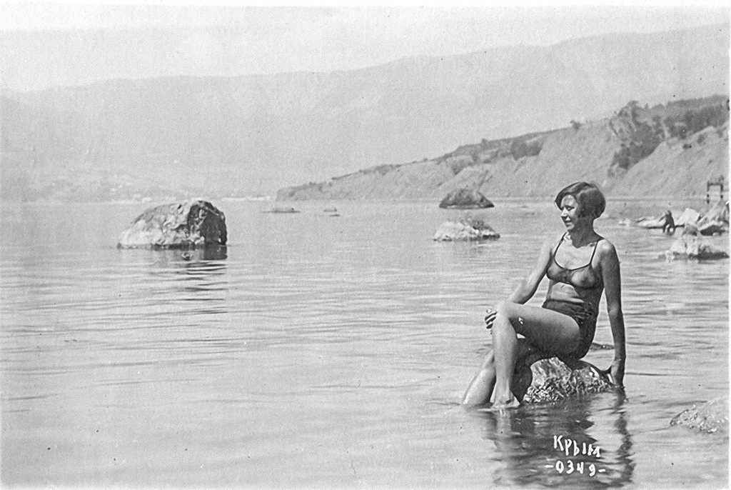 Ein junges Mädchen posiert im Schwarzen Meer, 1934.