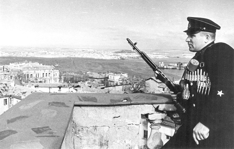 Eine stehende Pfadfinderwache in Sewastopol, 1942.