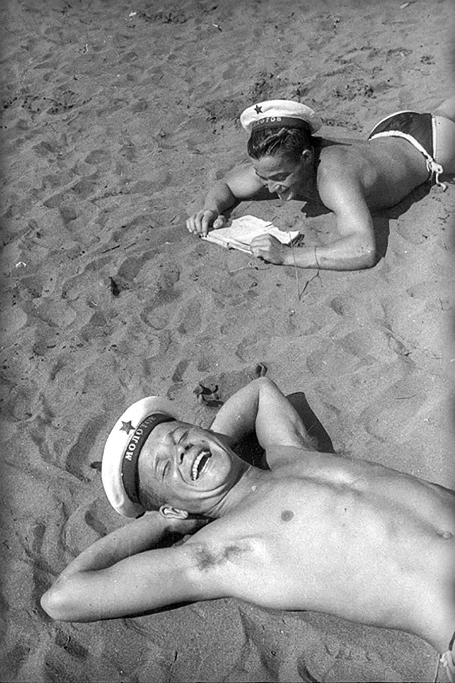 Zwei Seeleute ruhen sich am Strand aus, 1944