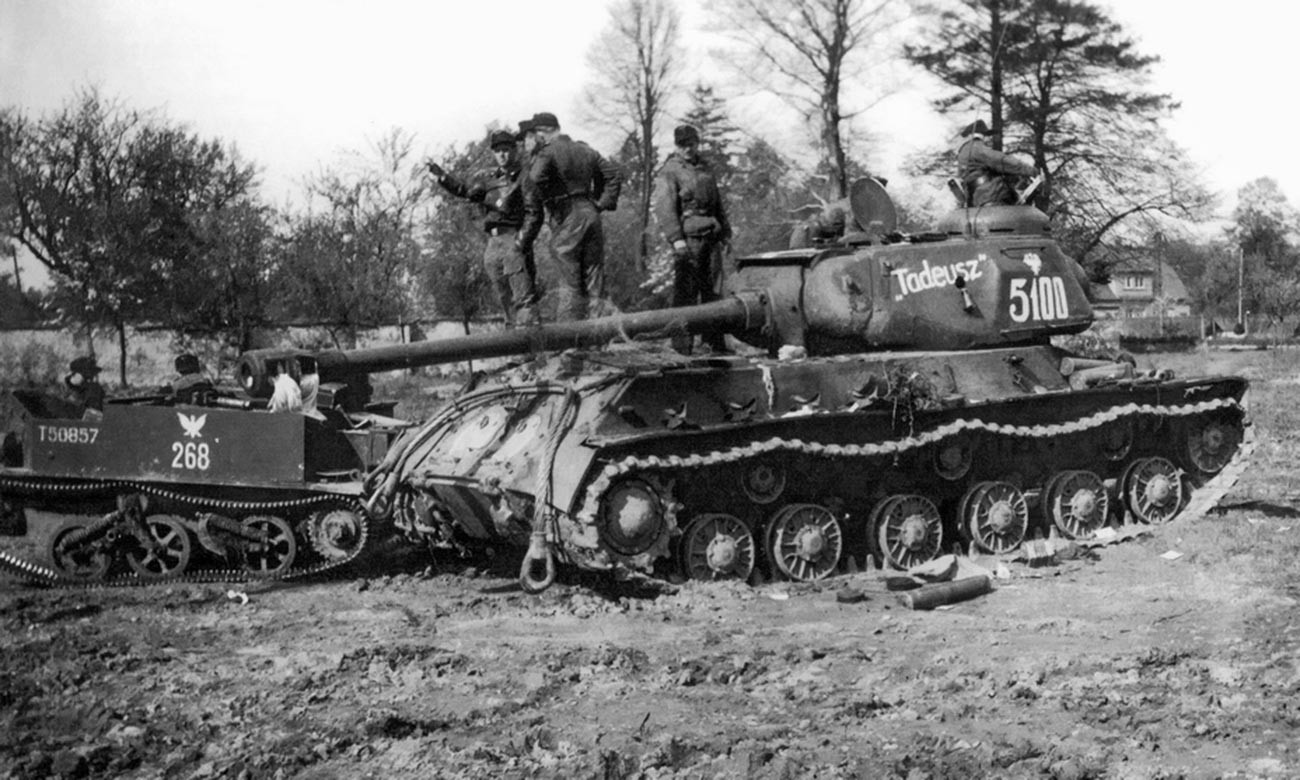 Захваченный в Баутцене польские тяжёлый танк ИС-2.