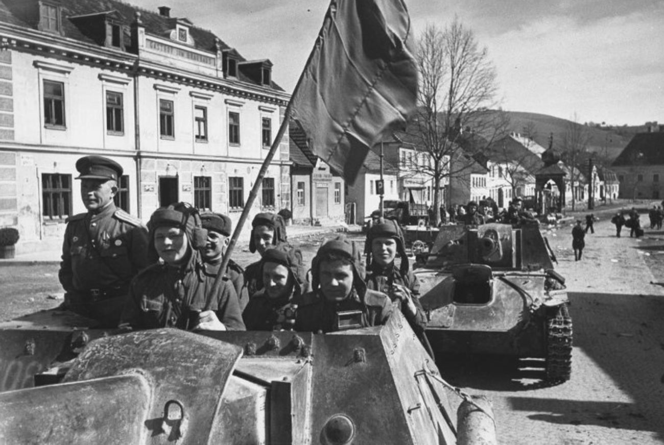 Sovjetski tenkovi u predgrađu Beča
