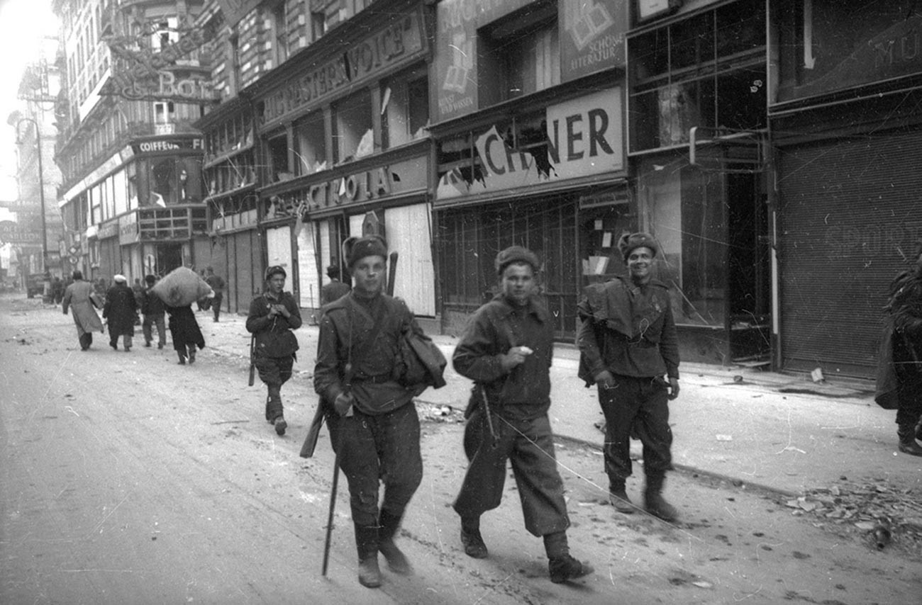 Vojnici Crvene armije šetaju kroz oslobođeni Beč