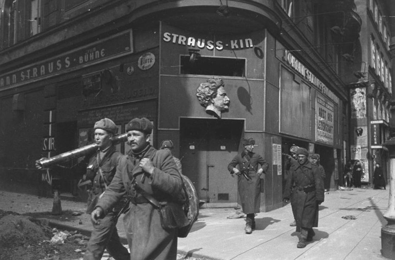 Sovjetski vojnici se šetaju kroz grad


