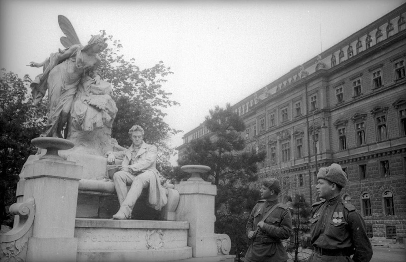 Sovjetski vojnici na ulicama Beča
