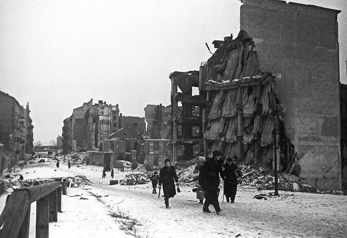 Une rue en ruine à Varsovie
