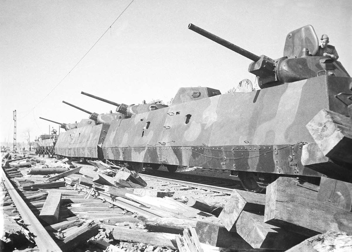 L'armée de chars soviétique a pénétré profondément dans l'arrière-pays ennemi. Sur la photo : train blindé Ilya Mouromets