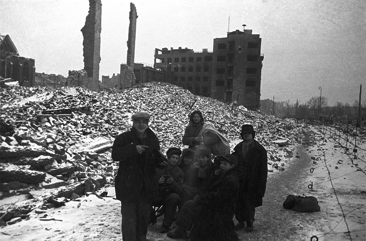 Les réfugiés retournent dans leur ville natale détruite par les nazis.