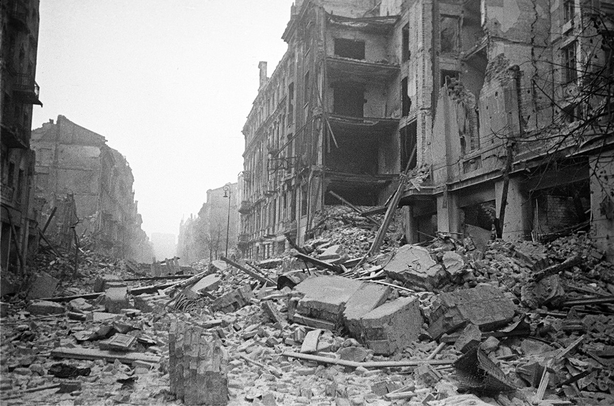 Ruines de la rue Marszałkowska presque entièrement détruite lors du soulèvement de Varsovie de 1944