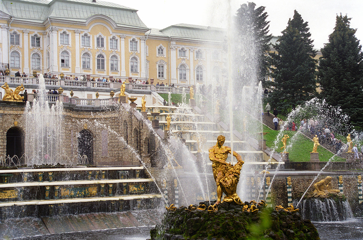 サンクトペテルブルク近郊のペテルゴフの噴水
