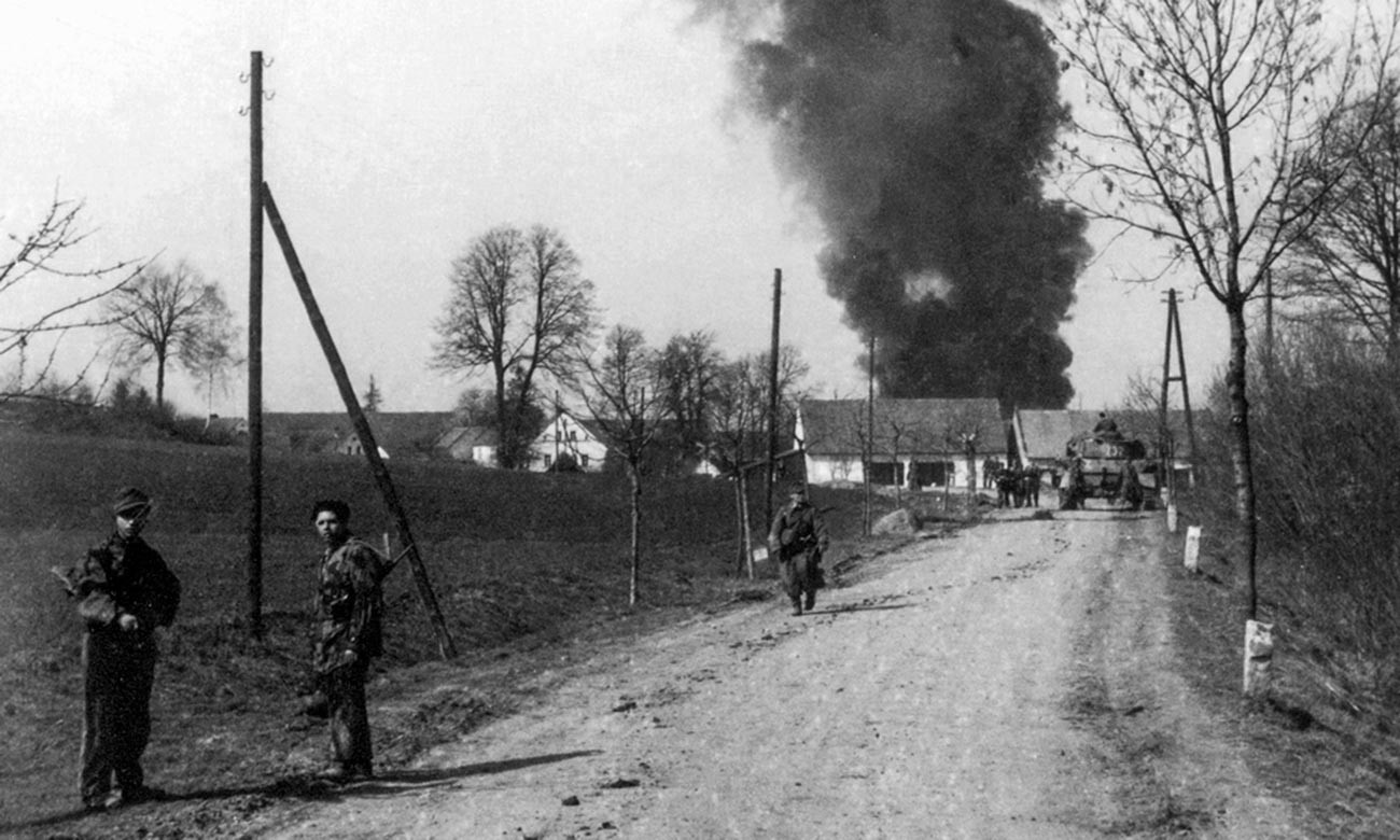 Grenadiere der Division Hermann Göring nach einem Kampf um ein Dorf in der Nähe von Bautzen.
