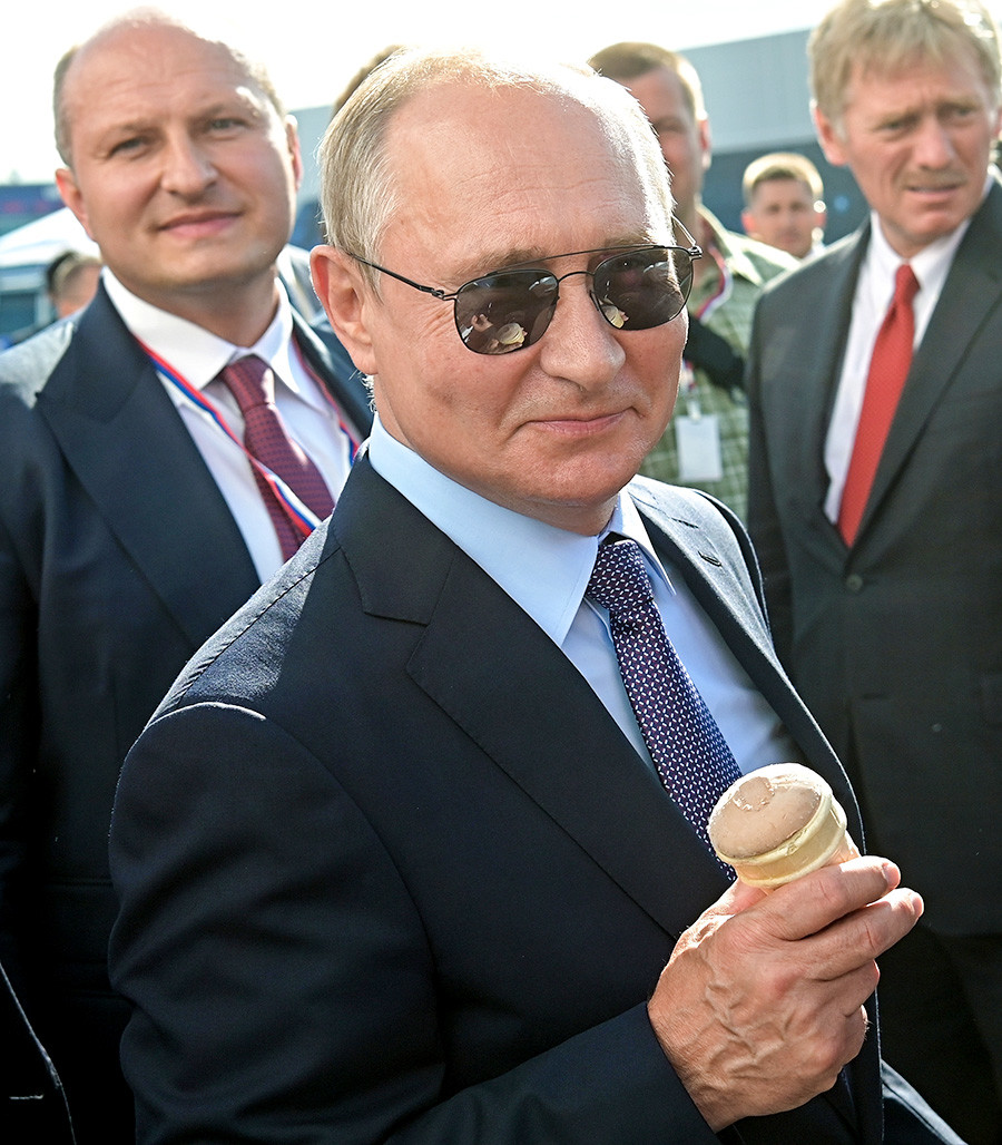 Le président russe Vladimir Poutine a acheté une glace lors du salon aéronautique international MAKS 2019. 