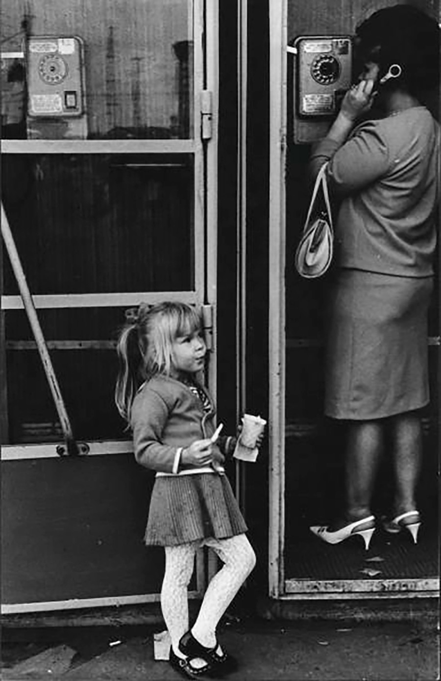C’est juste moi ! Petite fille mangeant une glace 1969
