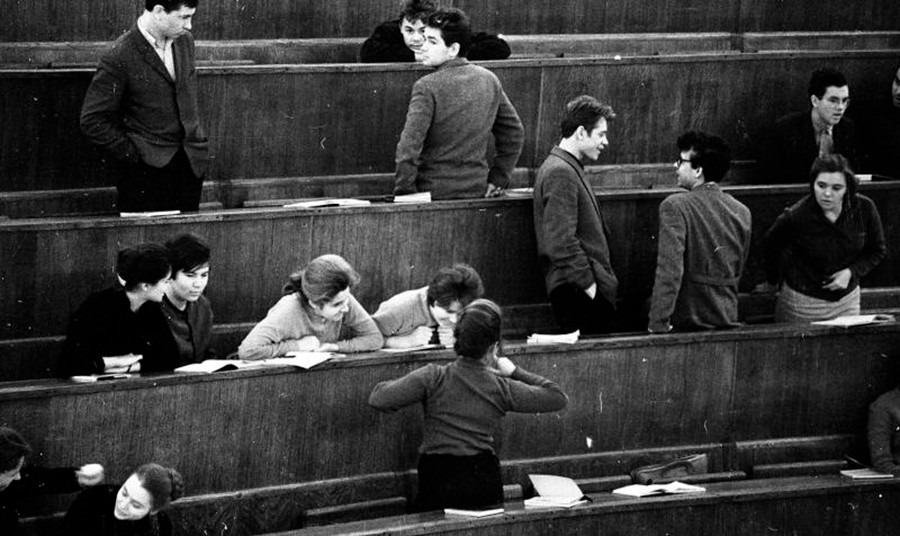 Étudiants profitant d'une pause à l'université, 1963

